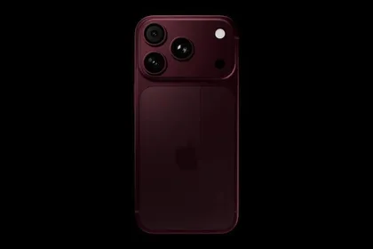 Исходная фотография бордового iPhone 18 с тремя линзами